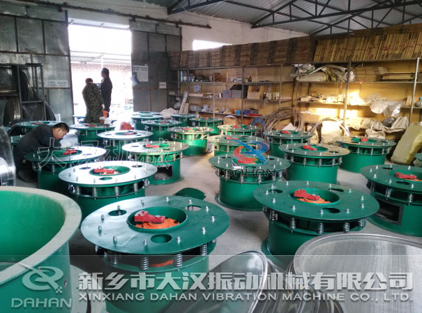 振動(dòng)篩分機(jī)安裝現(xiàn)場(chǎng)